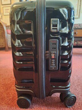 TUMI 19 Degree Small Compact 4-Wheel Brief in black 40.5×30.5×20.5cm
